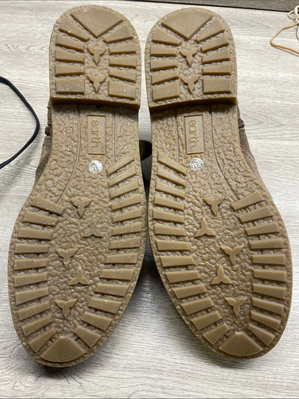 Earth suede chukka